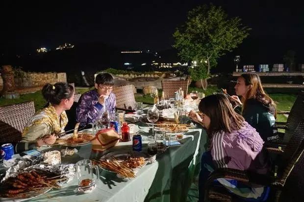 在浙江海边发现了一座欧式石头村落，它的美胜似五渔村，又像圣托里尼