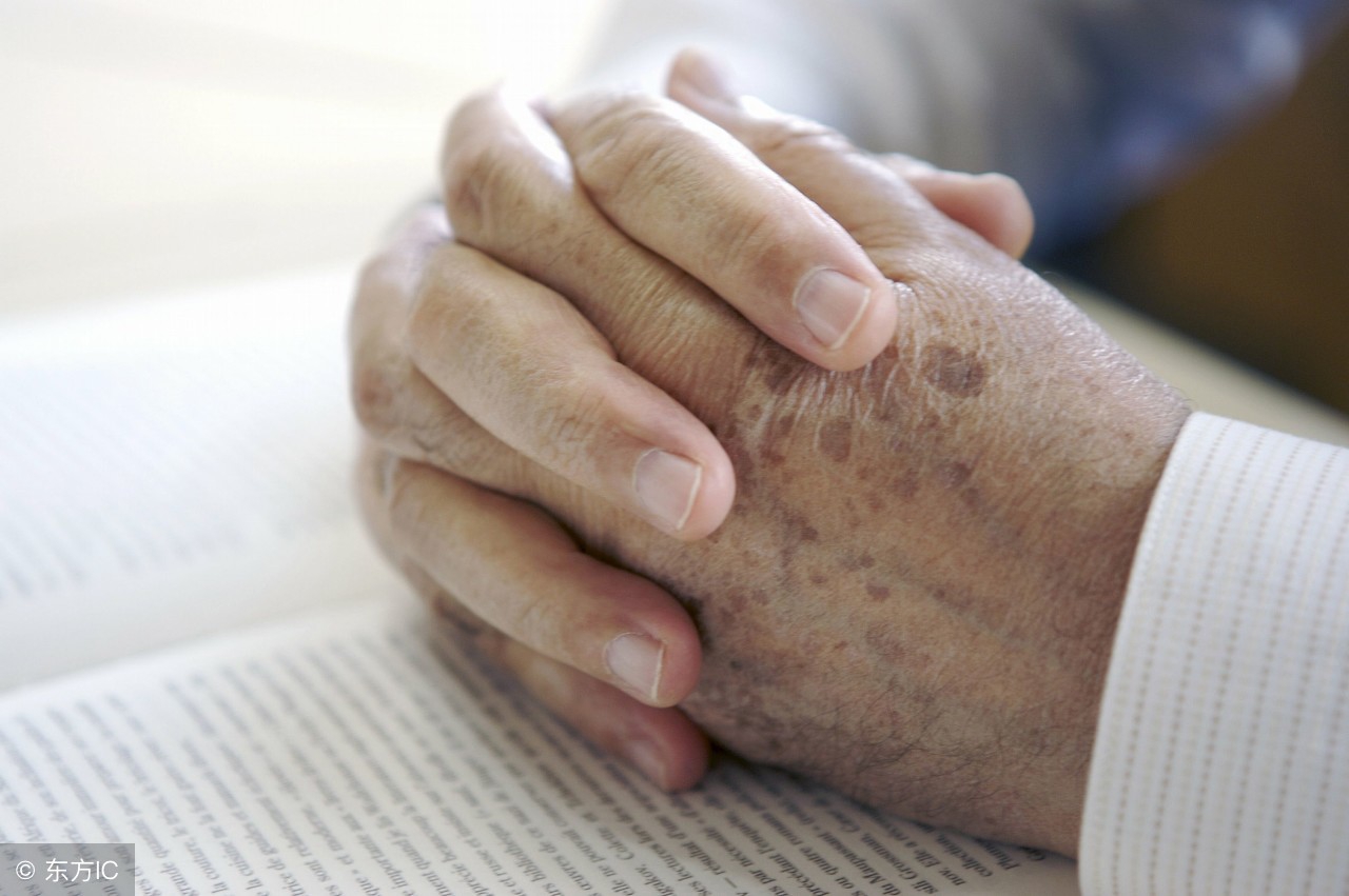 手上黑斑越来越大是皮肤癌症吗,手背有黑斑吃什么药可以解除