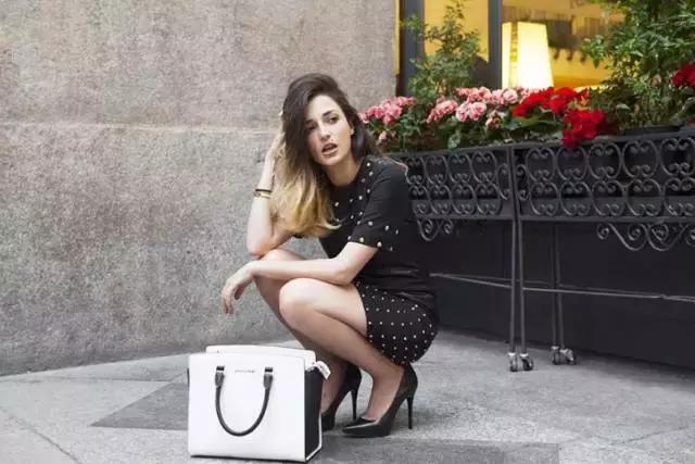 女人买过衣服不被珍惜,女人买衣服不买后悔