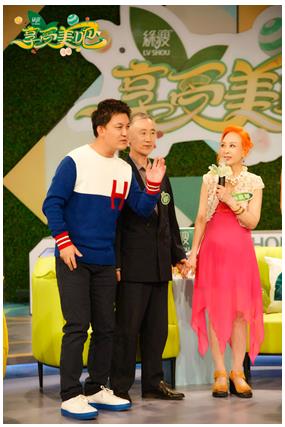 68岁奶奶腰部带2块钢板痴迷钢管舞任性劈一字马惊呆柳岩