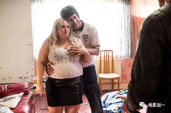 人躲进大象里面的搞笑视频完整版,人躲进大象里面的搞笑视频配音