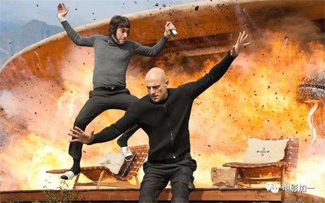 人躲进大象里面的搞笑视频完整版,人躲进大象里面的搞笑视频配音