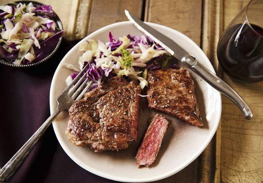 一人吃牛排中途不敢去上厕所,一个人吃牛排有什么感觉