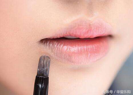 水润唇妆的正确步骤,为啥现在的唇妆都要化出去一点