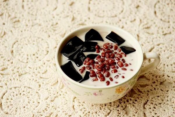 美食夏季解暑龟苓膏制作视频,清凉解暑台式烧仙草龟苓膏