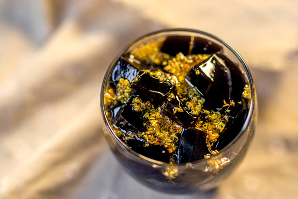 美食夏季解暑龟苓膏制作视频,清凉解暑台式烧仙草龟苓膏