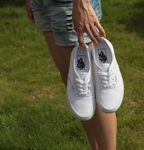 夏天小白鞋黑色和棕色哪个好看,夏天和白鞋子更配