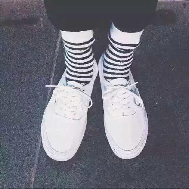 夏天小白鞋黑色和棕色哪个好看,夏天和白鞋子更配