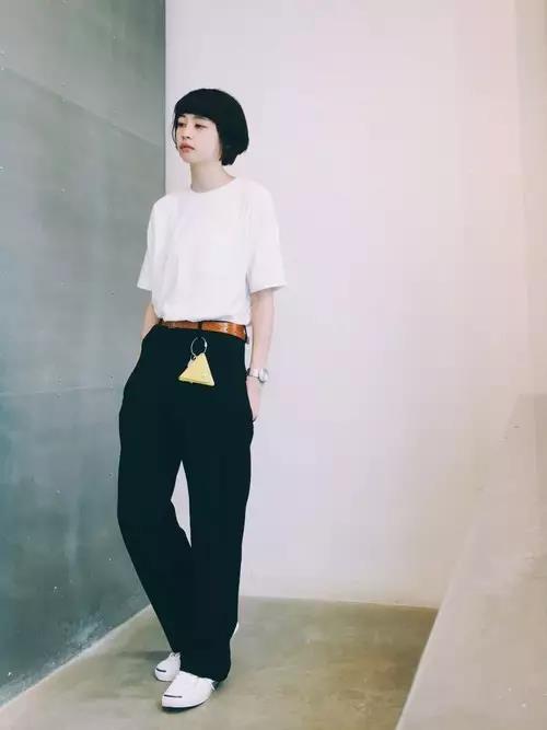 夏天小白鞋黑色和棕色哪个好看,夏天和白鞋子更配