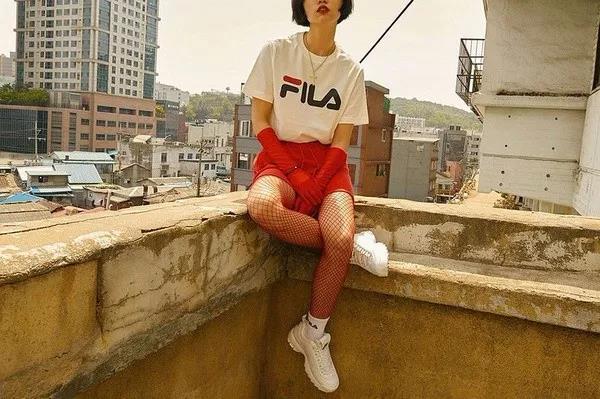 夏天小白鞋黑色和棕色哪个好看,夏天和白鞋子更配