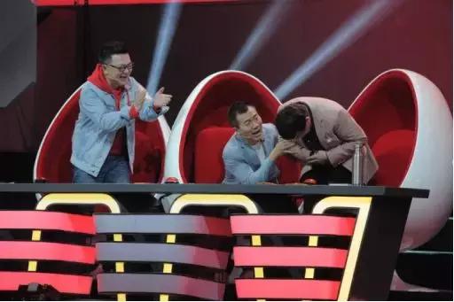 扒门缝、碎碎念、神分析这样的导师《足球解说大会》让你看个够