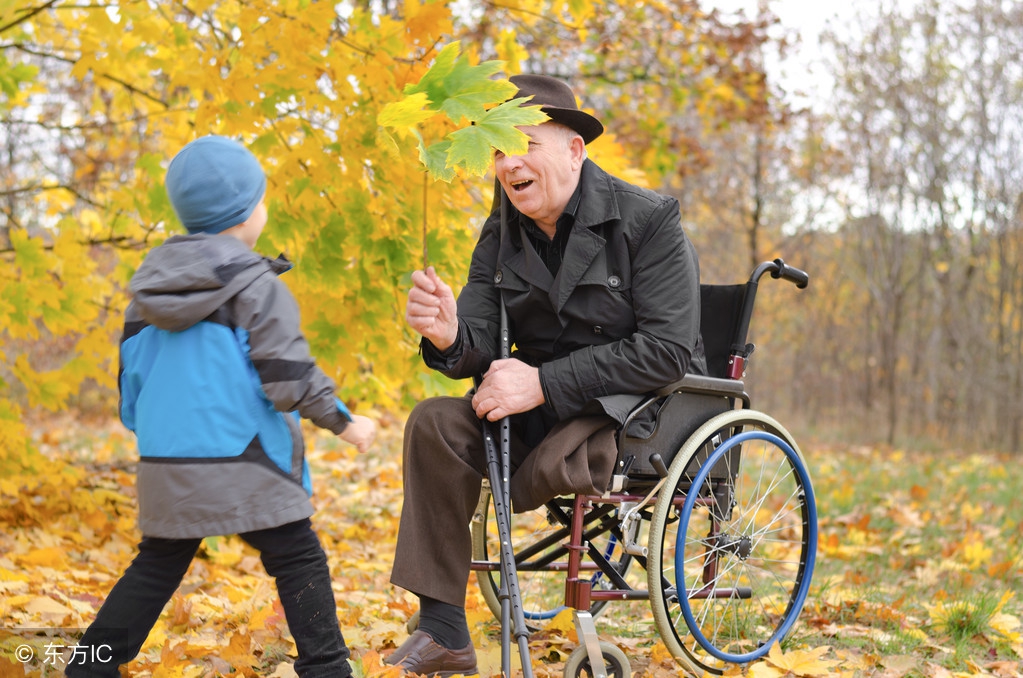家里人摔骨折了去的时候带什么好,家里人骨折了谁来照顾