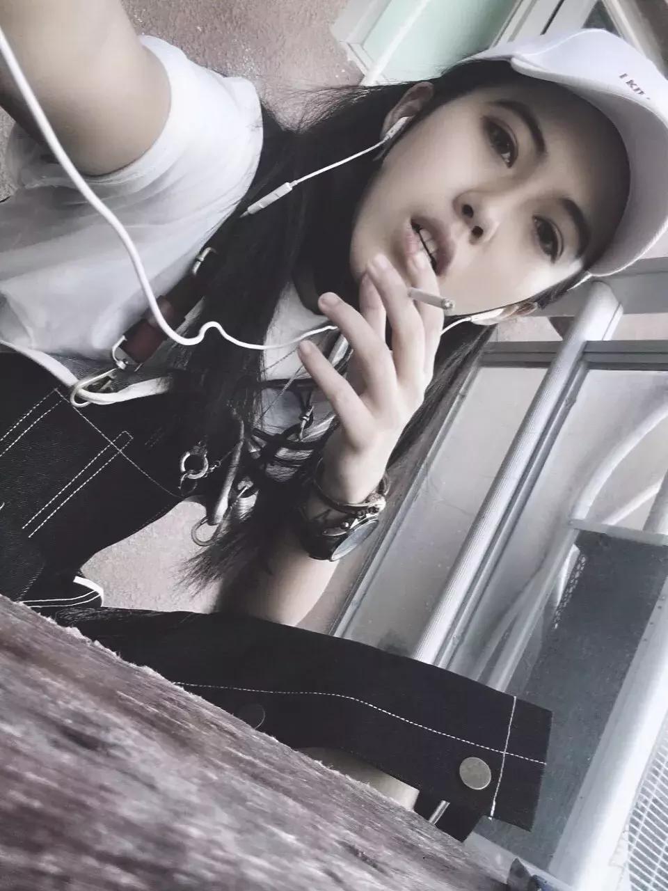 开柜计划｜美女纹身师的衣柜里，都是最Cool的黑白灰！