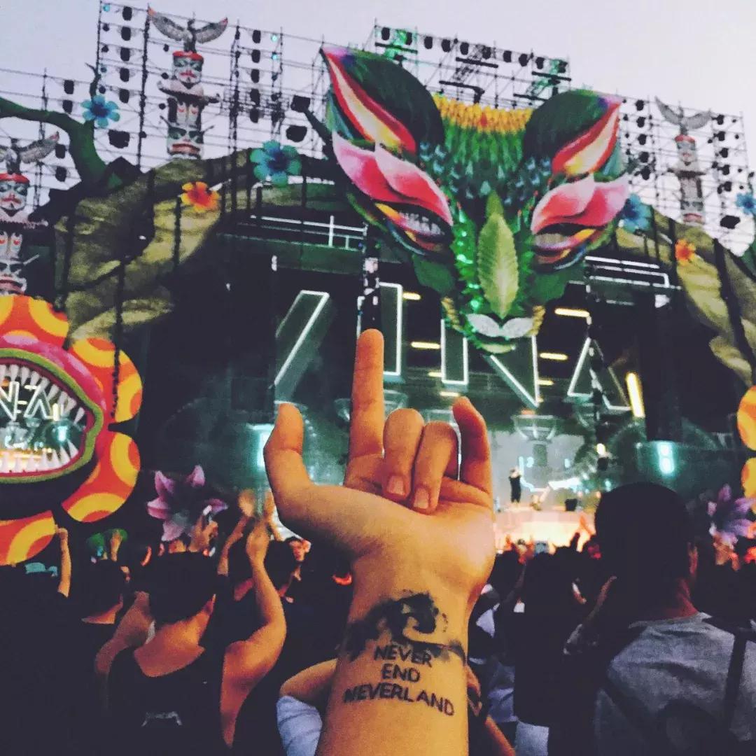 开柜计划｜美女纹身师的衣柜里，都是最Cool的黑白灰！