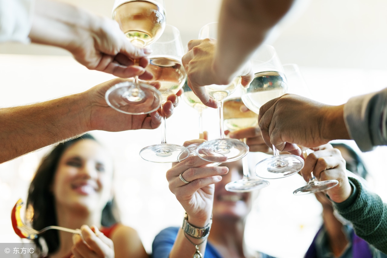 酒桌上别人看不起你怎么回应,酒桌上有人看不起你的表现