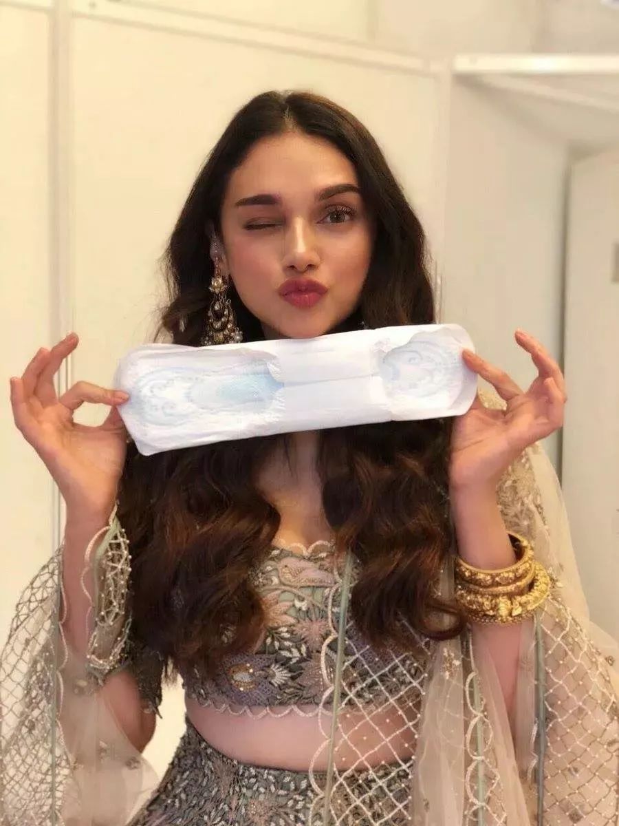 拿着卫生巾拍照为什么成了潮流？