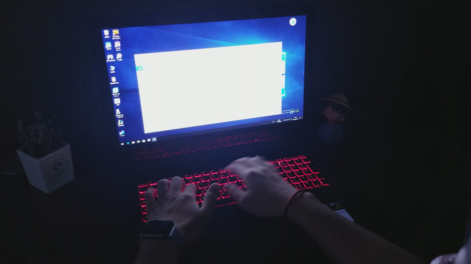 联想Y700最强性价比游戏本，日常办公和游戏都能一一满足你！