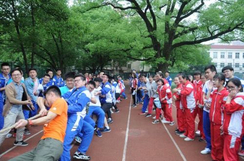一根绳一条心,学校举行拔河比赛每7人一组