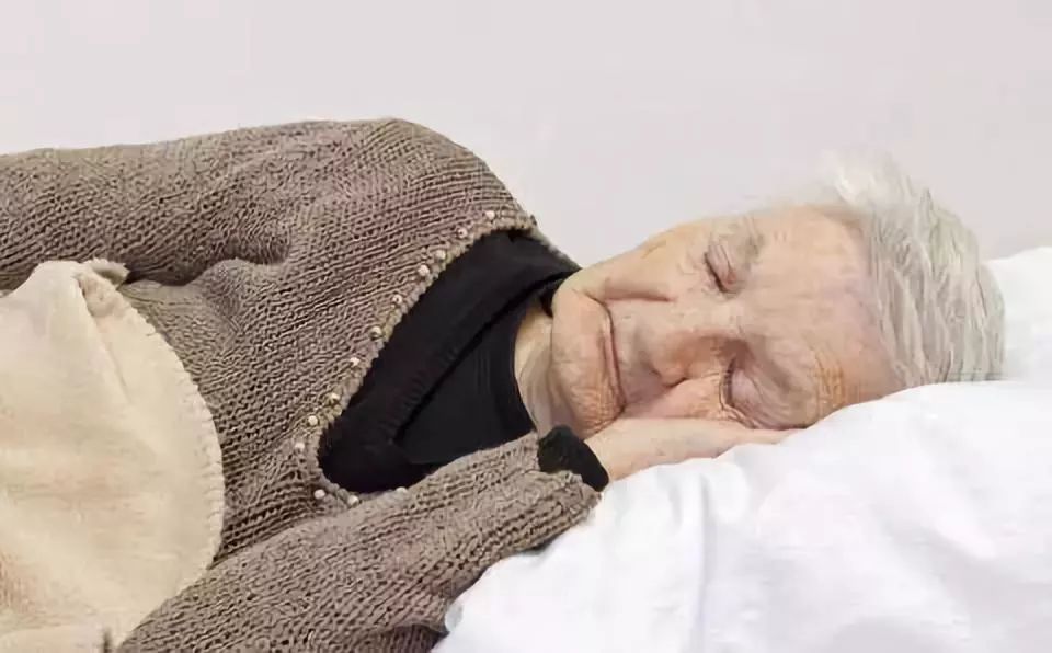 髋关节置换术后一月夜间疼痛正常,髋关节积液导致腿夜间疼痛