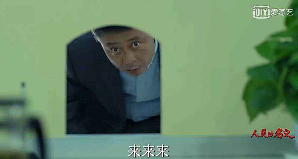 窗口“低人一等”、意见箱“高人一头”，傲慢的权力该收敛了！