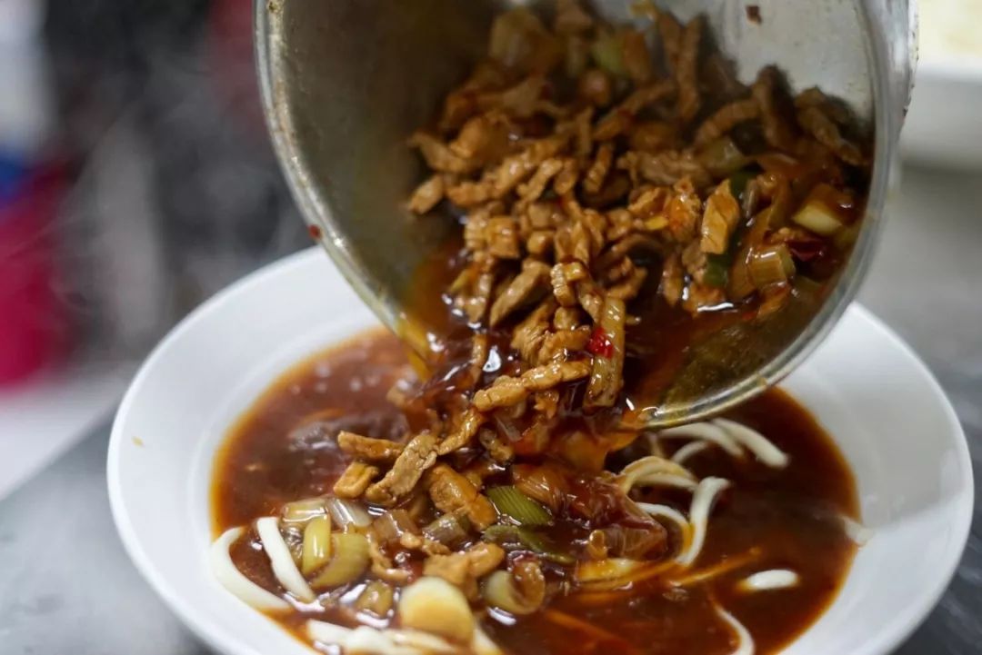 一碗雪菜肉丝面再加一个荷包蛋,一碗肉丝面加辣加面