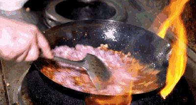 一碗雪菜肉丝面再加一个荷包蛋,一碗肉丝面加辣加面