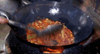 一碗雪菜肉丝面再加一个荷包蛋,一碗肉丝面加辣加面