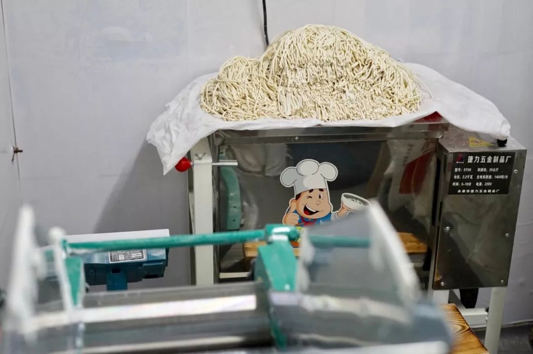 一碗雪菜肉丝面再加一个荷包蛋,一碗肉丝面加辣加面