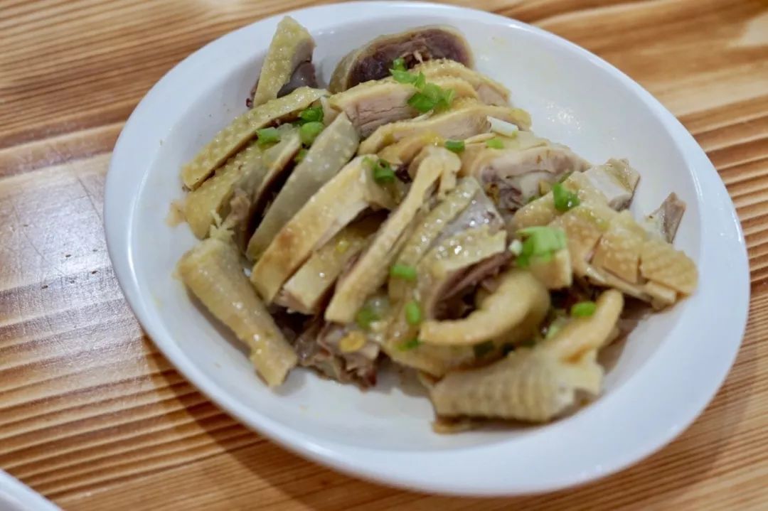 一碗雪菜肉丝面再加一个荷包蛋,一碗肉丝面加辣加面