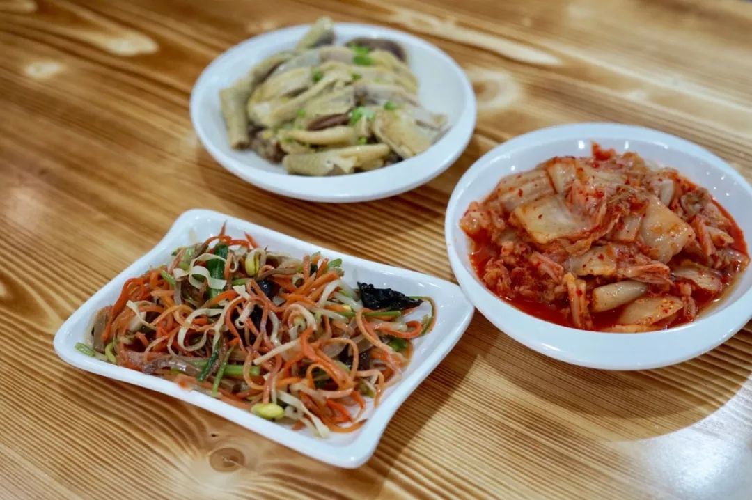 一碗雪菜肉丝面再加一个荷包蛋,一碗肉丝面加辣加面