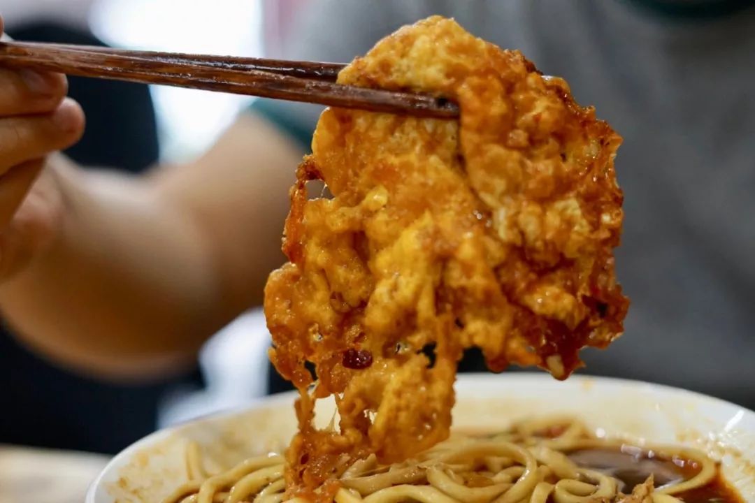 一碗雪菜肉丝面再加一个荷包蛋,一碗肉丝面加辣加面