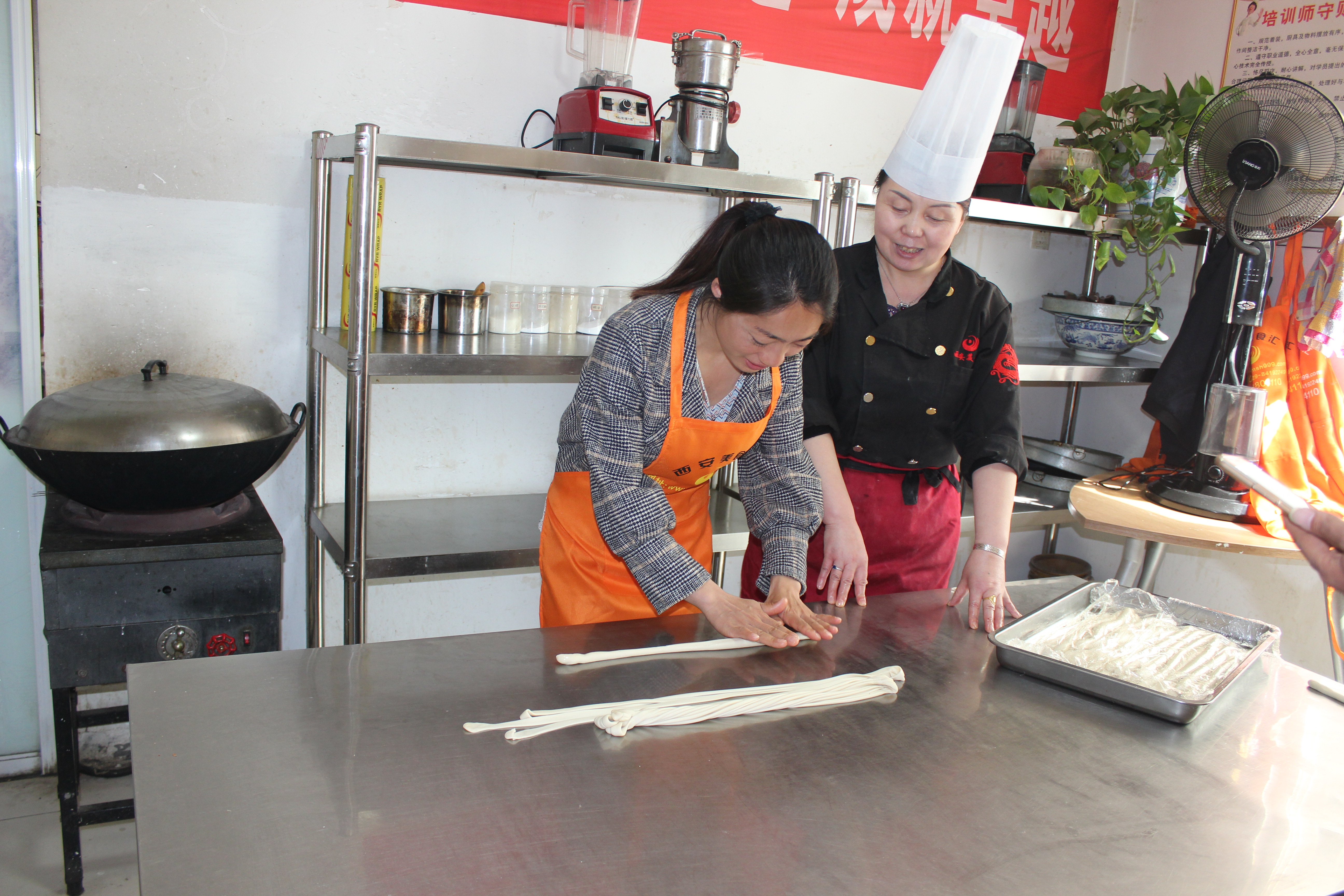 西安汇集美食攻略,西安美食汇小吃排骨面