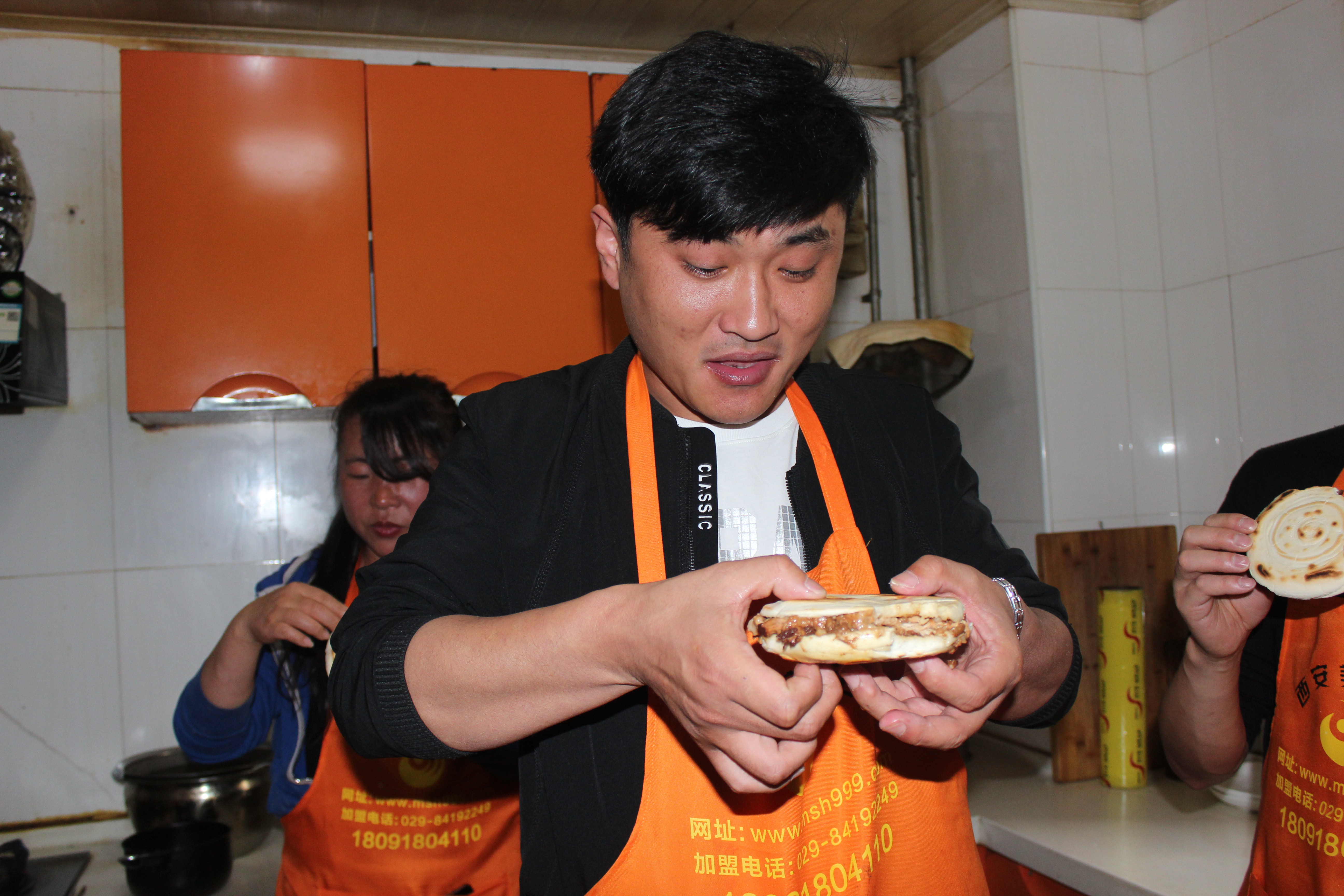 西安汇集美食攻略,西安美食汇小吃排骨面