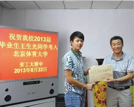 今天，马鞍山这所学校近千名学生聚集在操场，场面震撼！