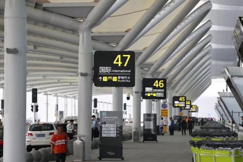 南航转场白云t2,南航航班改到第二天能免费退票吗