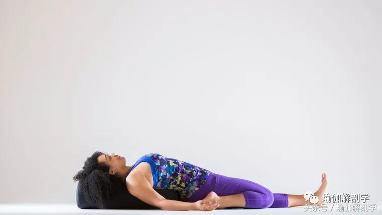 大腿前侧紧咋练,大腿训练后前侧在床上怎么拉伸