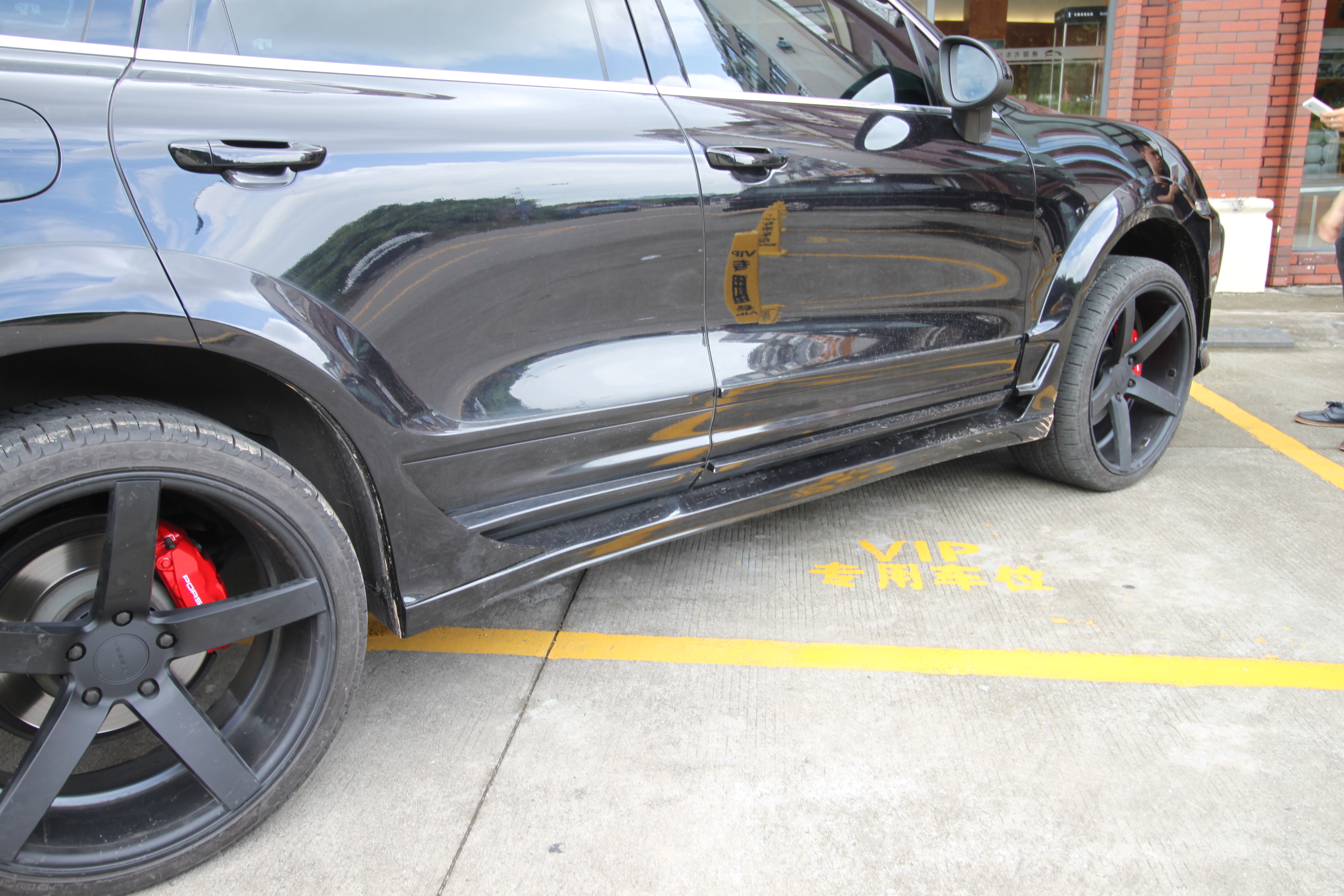 保时捷卡宴改装turbo套件街拍,19寸的保时捷卡宴改轮毂