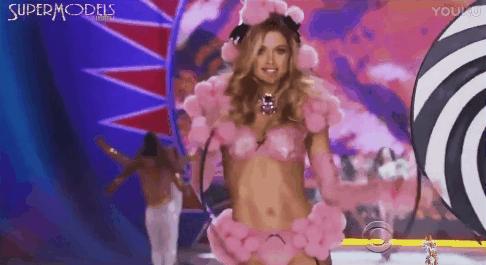 维密天使AA和刀刀，T台上的钻石，谁才是你心中的优雅本尊？