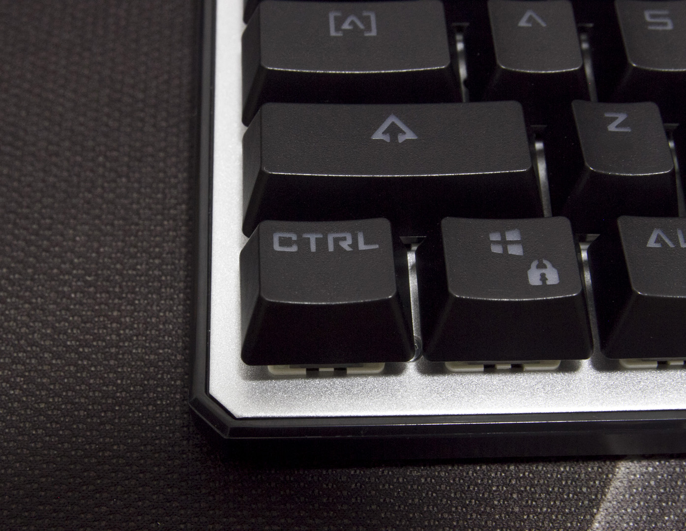 百元以内吃鸡神器推荐,灵逸黑寡妇键盘是什么轴