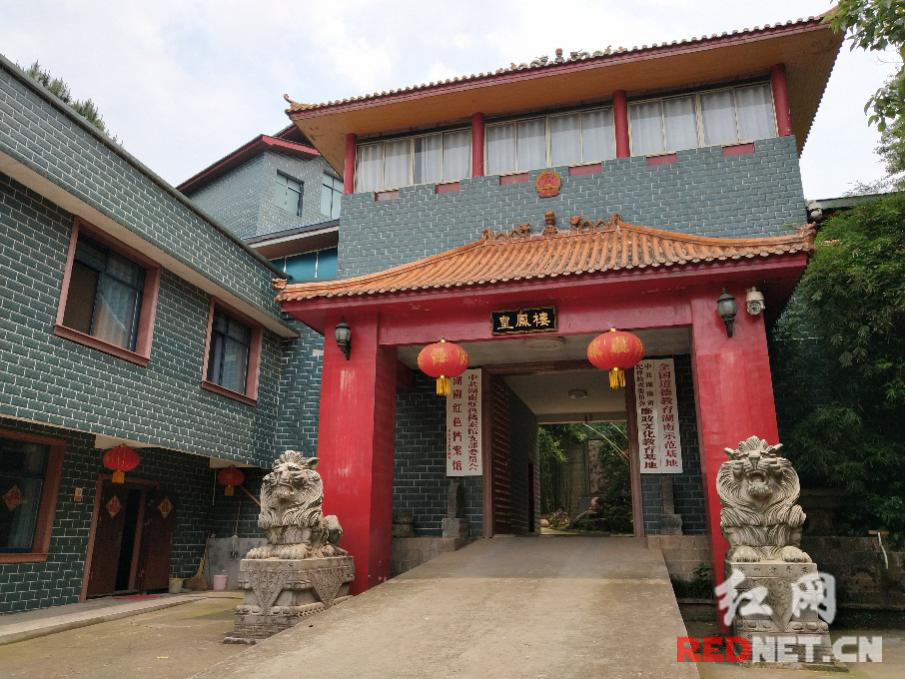 6旬父亲寻子20年,6旬父亲翻老照片