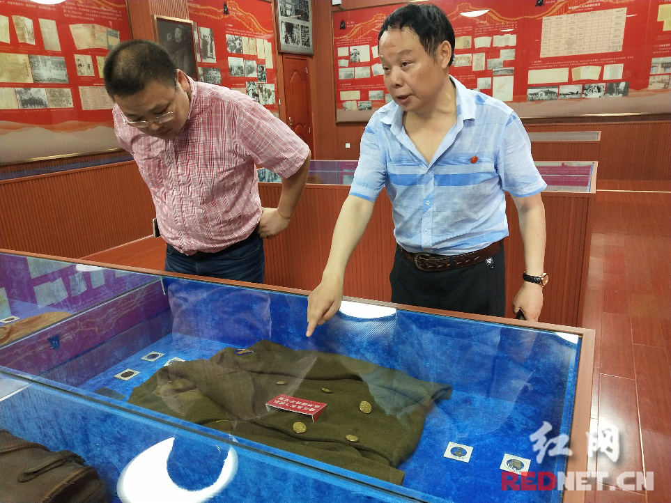 6旬父亲寻子20年,6旬父亲翻老照片