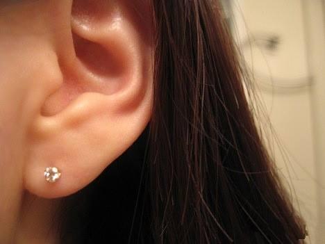 耳钉越戴越黑是为什么,为什么耳钉戴久了会发臭