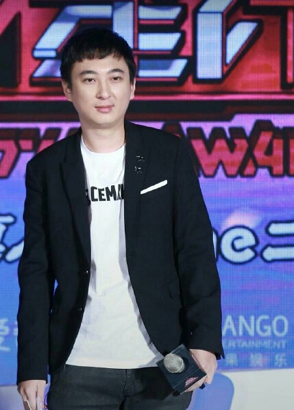 王思聪霸气登场,王思聪现身某夜店身边保镖站岗