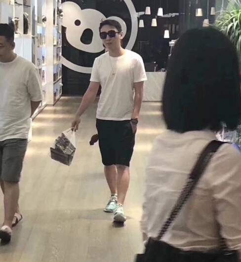 王思聪霸气登场,王思聪现身某夜店身边保镖站岗