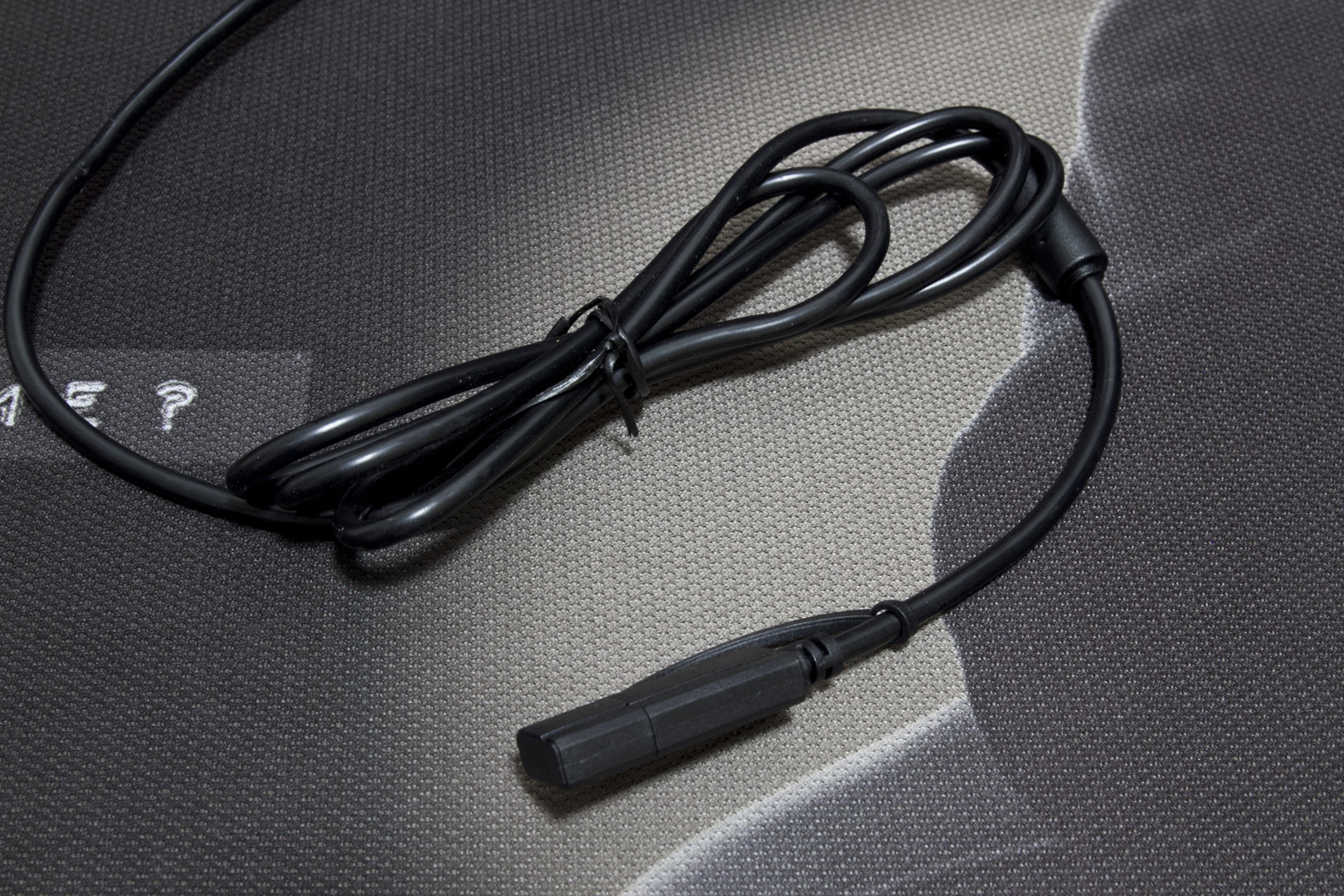 百元以内吃鸡神器推荐,灵逸黑寡妇键盘是什么轴