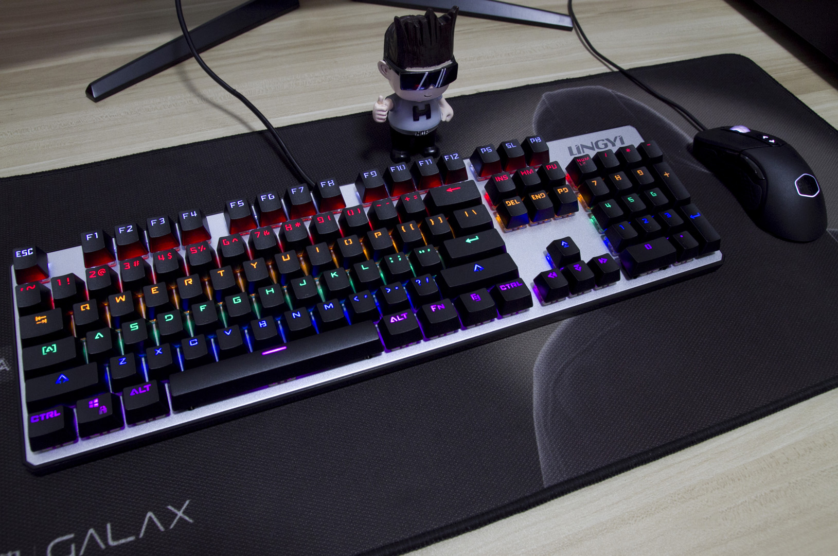 百元以内吃鸡神器推荐,灵逸黑寡妇键盘是什么轴