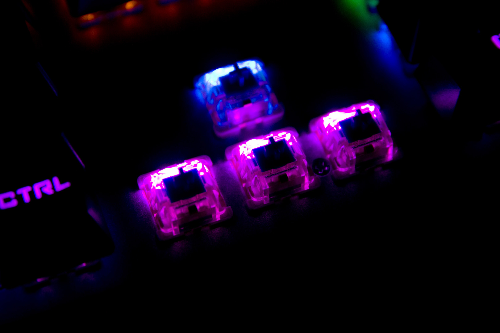 百元以内吃鸡神器推荐,灵逸黑寡妇键盘是什么轴