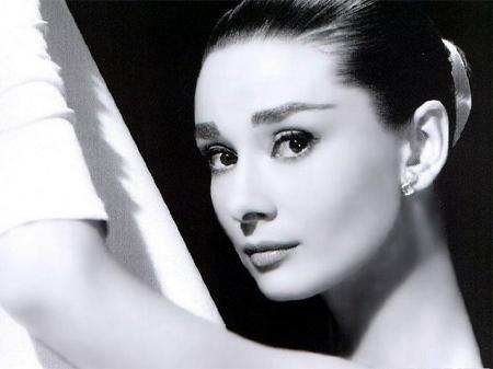 赫本的真实一生,赫本的一生深度解析