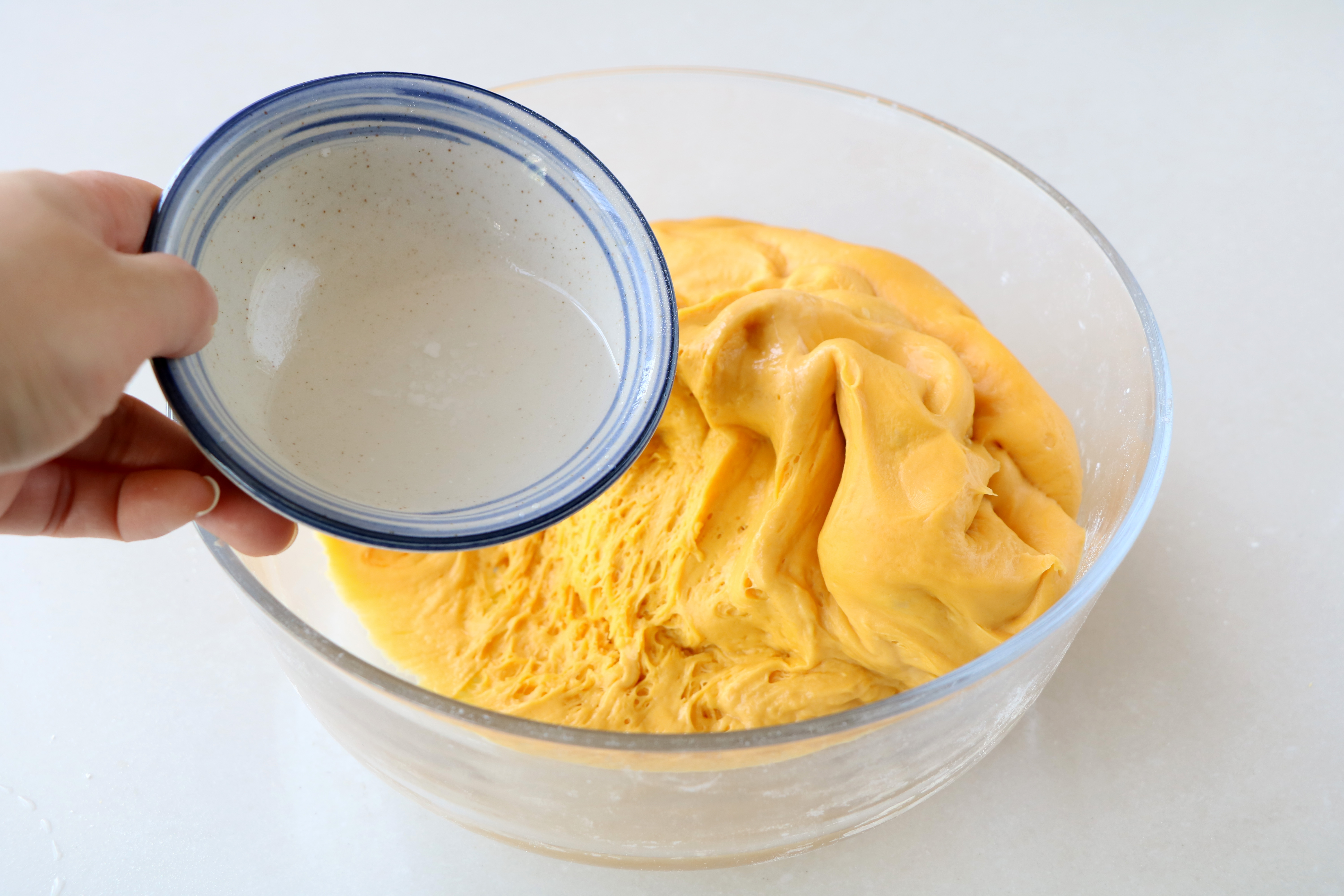 酵母馒头怎么做又软又素,媳妇做的超大馒头