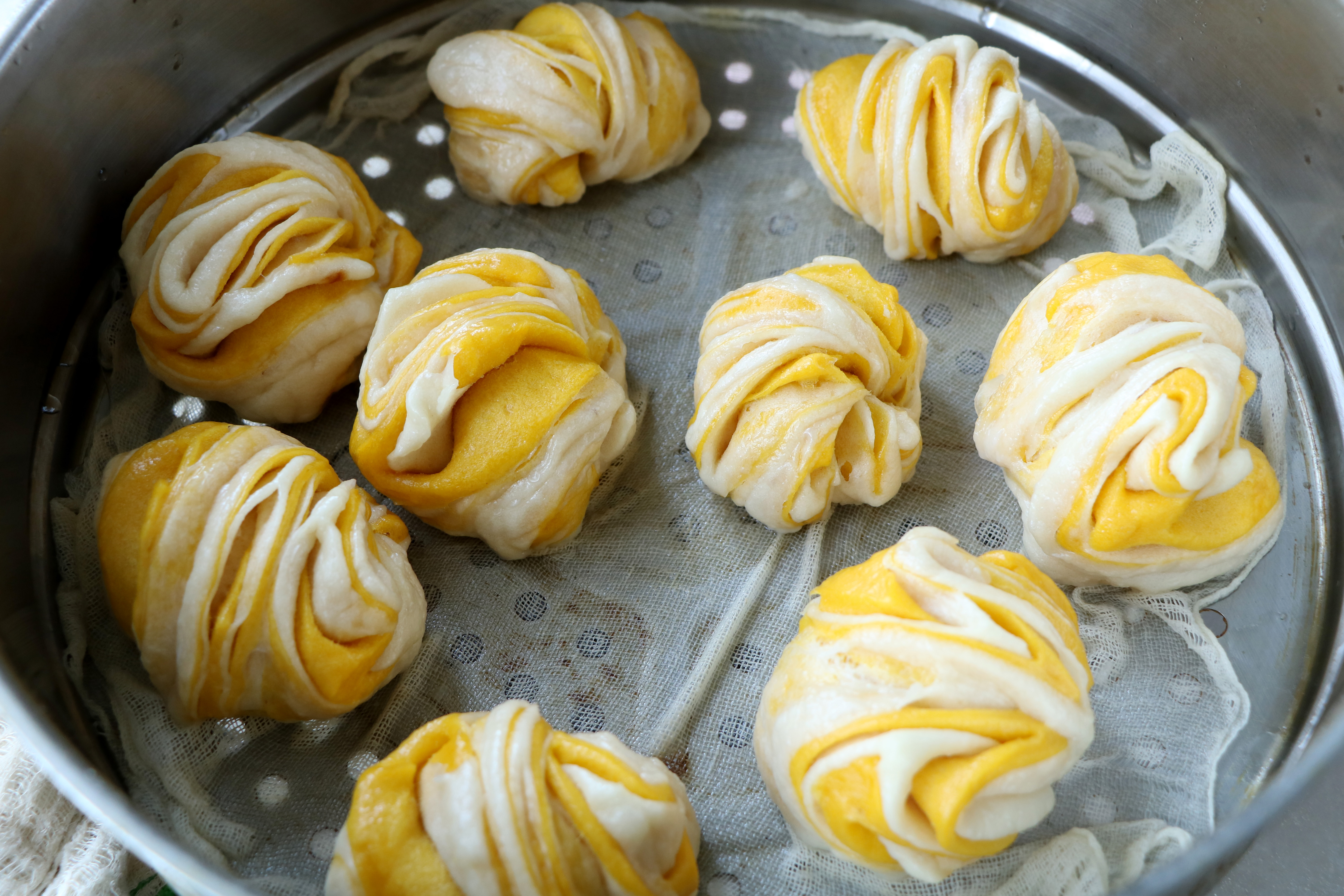 酵母馒头怎么做又软又素,媳妇做的超大馒头